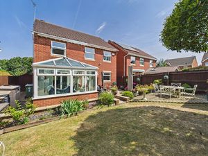 Garden / Rear Aspect - click for photo gallery